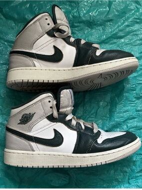 Air Jordan 1 SE Mid Oxidized Green & White, Size 5.5Y Kids